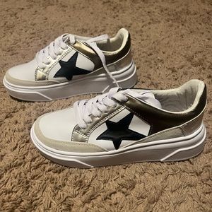 Brand new white sneakers, size 6